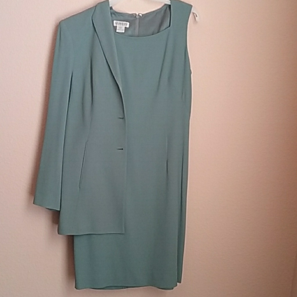 Suit/dress